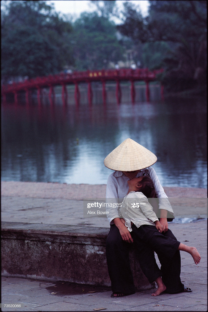 Khoảnh khắc ấm áp của hai mẹ con trên bờ hồ Hoàn Kiếm, 23/5/1983.