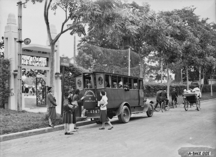 Xe buýt đưa đón học sinh tại trường Trung học Albert Sarraut ở Hà Nội xưa.