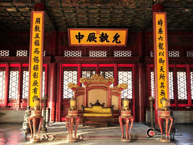 Theo sử sách, sau khi Minh Thái Tổ Chu Nguyên Chương qua đời, Hoàng thái tôn kế thừa ngôi báu, trở thành Kiến Văn hoàng đế. Tuy nhiên, những ngày giữ ngai vàng, điều hành đất nước của Kiến Văn hoàng đế không kéo dài được bao lâu.