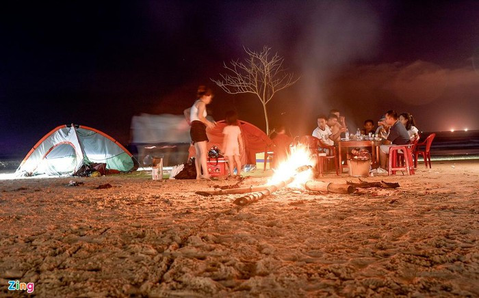 Giới trẻ Quảng Ngãi cắm trại ngủ qua đêm bên bờ biển Bình Châu, huyện Bình Sơn (Quảng Ngãi). Trao đổi với Zing ngày 10/5, ông Nhâm Xuân Sỹ, Giám đốc Đài Khí tượng Thủy văn Quảng Ngãi, cho biết đợt nắng nóng này còn tiếp tục dài ngày.