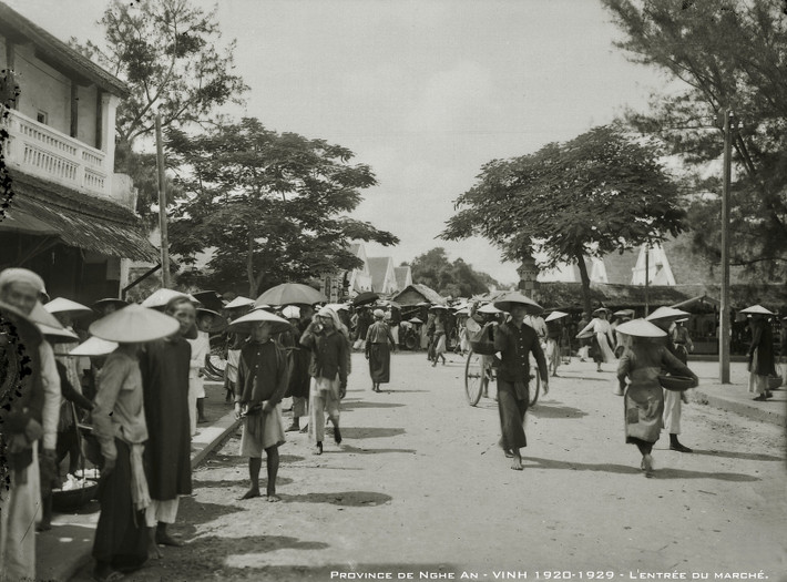 Khung cảnh nhộn nhịp tại con đường dẫn vào chợ ở Vinh thập niên 1920.