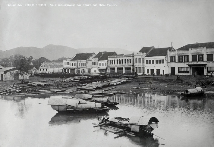 Dãy nhà bên bờ sông ở Bến Thủy.