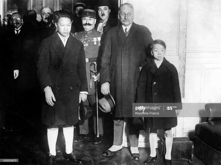 Hoàng đế Bảo Đại và hoàng thân Vĩnh Cẩn cùng các quan chức Pháp ở Paris năm 1926, một năm sau khi lên ngôi. Ông du học ở nước Pháp từ năm 1922-1932. Ảnh: Getty Images.