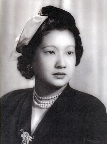 Không chỉ đẹp, bà còn xuất thân từ gia đình quý tộc giàu có và là một người nết na, thùy mị, học thức cao.