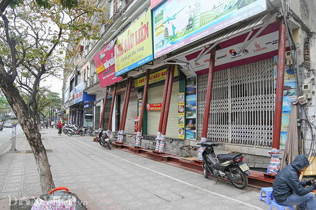 3 ngôi nhà nằm liền kề nhau với 9 chiếc cột chống ở mặt tiền khiến những người qua đường không khỏi tò mò.