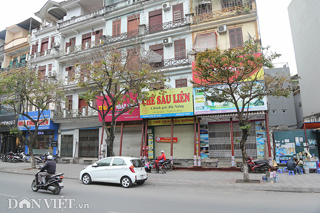 Thời gian gần đây, trên phố Đào Tấn (phường Cống Vị, Ba Đình, Hà Nội) bất ngờ xuất hiện 3 ngôi nhà trong tình trạng đang phải " chống nạng".