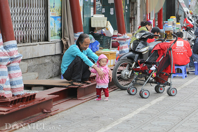 "Phần ban công chờm ra như thế từ nhiều năm trước rồi chứ không phải do bây giờ mới vậy. Chúng tôi vẫn sinh sống ở đây hết sức bình thường", một người dân sống trong căn nhà "chống nạng" chia sẻ.