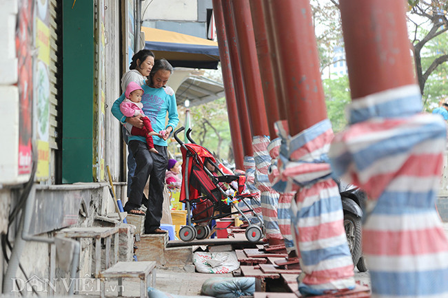 Tuy nhiên, trong những ngôi nhà này vẫn có người sống và sinh hoạt bình thường. Việc chủ những ngôi nhà bất ngờ cho lắp hàng loạt chiếc cột bằng thép nặng hàng chục tấn được gia cố chắc chắn dấy lên mối nghi ngờ rằng những ngôi nhà đang bị nghiêng.