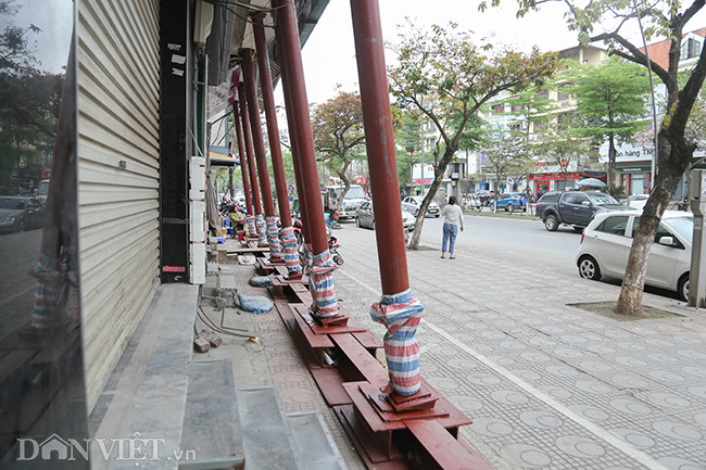 Khi được hỏi về nguyên nhân lắp cột chống, chủ những ngôi nhà cho biết ông dự tính sửa lại phần móng nên làm vậy để đảm bảo an toàn. Còn hiện tại chưa thi công là do phải chờ chính quyền địa phương cấp phép.