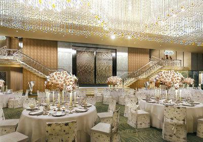 Phòng tiệc sang trọng với tông trắng chủ đạo, được thắp sáng bằng vô số đèn pha lê. Phòng tiệc này đủ chỗ chứa hàng trăm người và có hẳn một sân khấu cho các nghệ sĩ biểu diễn thâu đêm suốt sáng.