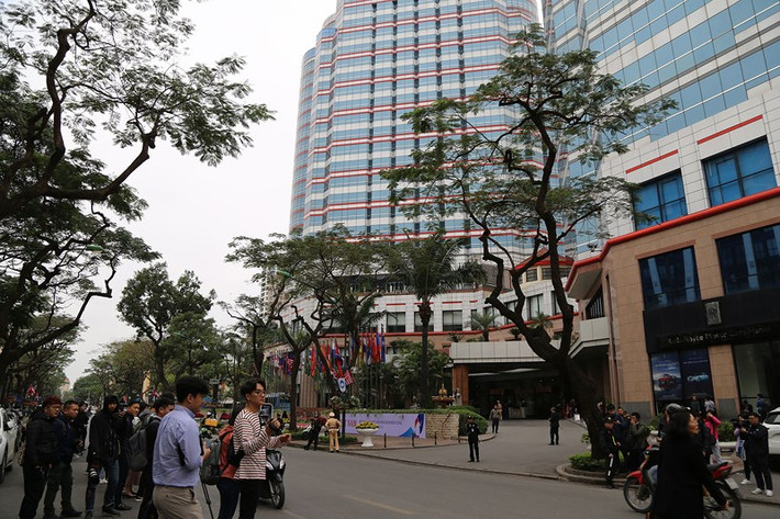 Từ ga Đồng Đăng, đến khoảng 11h ngày 26/2, đoàn xe của Chủ tịch Kim Jong-un đã về khách sạn Melia trên phố Lý Thường Kiệt, Hà Nội trong sự quan sát của hàng trăm phóng viên của các hãng thông tấn quốc tế. Đây là lần đầu tiên trong lịch sử khách sạn 5 sao này thu hút sự chú ý của truyền thông quốc tế đến như vậy. Ảnh: PLO.