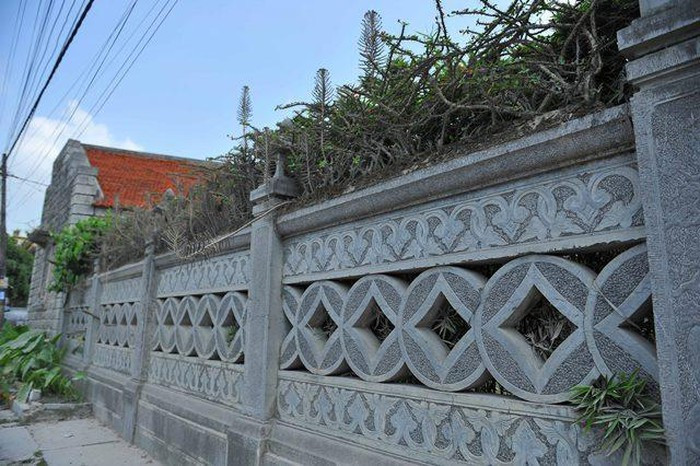 Cổng và tường rào của ngôi nhà cũng được làm bằng đá và được chạm trổ những nét hoa văn tỷ mỉ, vô cùng bắt mắt.