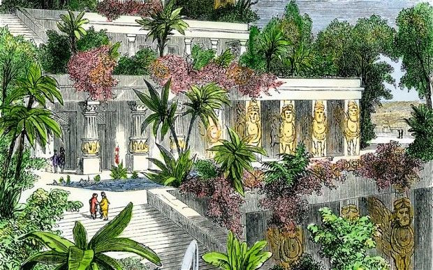 Vườn có đủ hoa thơm, cỏ lạ, các loại cây quý hiếm được đưa về từ những vùng mà nhà vua đến xâm lược. Do vườn làm theo hướng gió nên hương thơm lan toả cả một vùng rộng lớn.