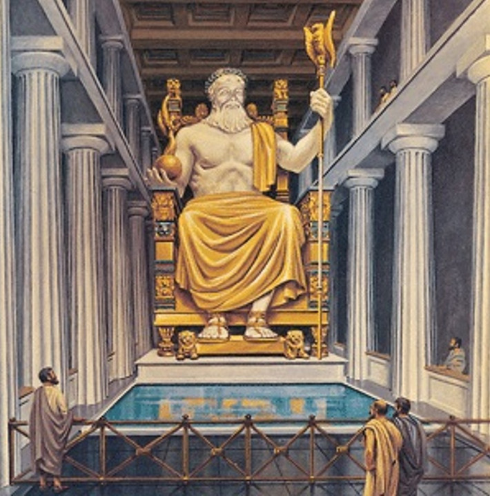 Bên tay phải thần Zeus là thần Victory có cánh biểu tượng cho chiến thắng trong các kỳ Thế Vận Hội Olympic. Bên tay trái của tượng là quyền trượng với một con chim đại bàng đậu trên đỉnh trượng, chính là biểu tượng của thần Zeus.