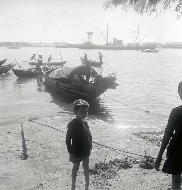 Bờ sông Hàn, gần cảng Đà Nẵng.