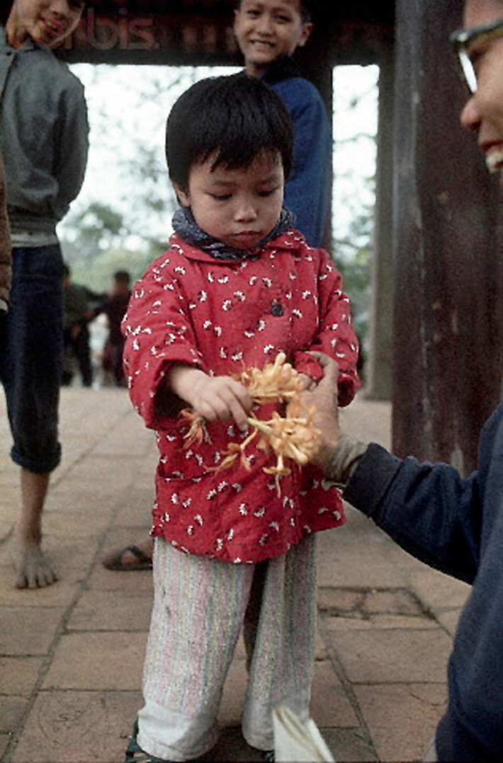 Em bé trong đền Ngọc Sơn.