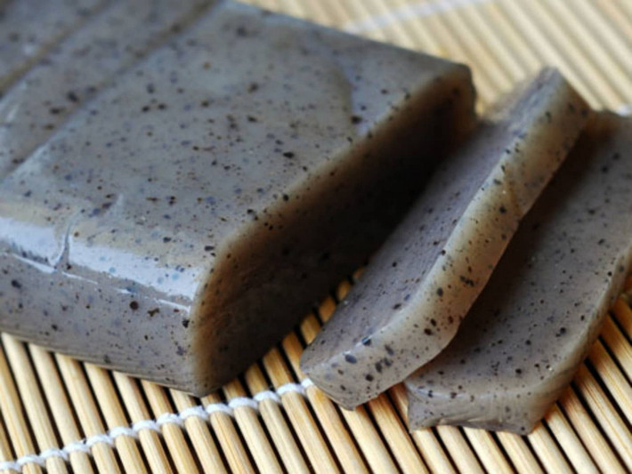 Khoai nưa được người Nhật gọi là konnyaku (nguồn gốc tên gọi konjac của loài cây này trong tiếng Anh), có vai trò quan trọng trong văn hóa ẩm thực Nhật Bản, được dùng phổ biến trong món oden, làm sợi mì và thạch. Ảnh: The Kitchn.