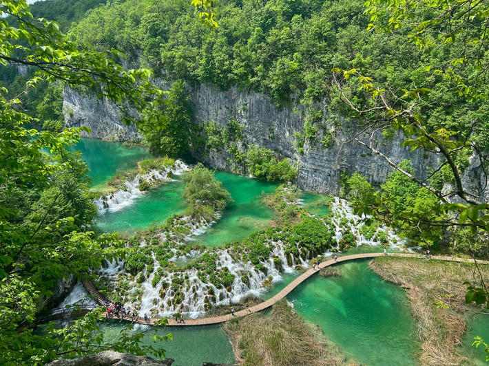 Tọa lạc ở khu vực miền núi miền trung Croatia, giáp biên giới với Bosnia và Herzegovina, Vườn quốc gia Hồ Plitvice được Thành lập vào năm 1949, là nơi sở hữu một hệ thống hồ và thác nước được đánh giá là đẹp nhất châu Âu. Ảnh: Nacionalni park Plitvička jezera.