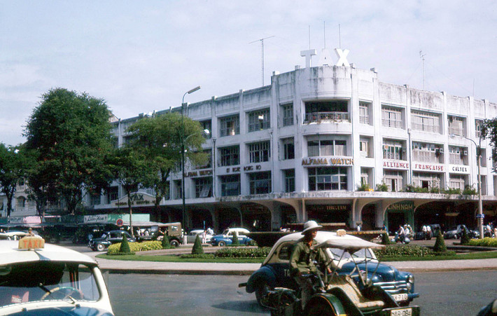 Thương xá TAX bên giao lộ Nguyễn Huệ - Lê Lợi, Sài Gòn năm 1964.
