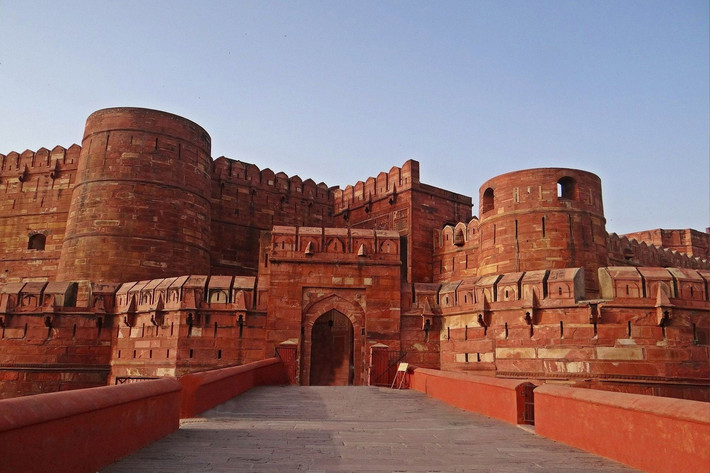 Nằm cách kỳ quan Taj Mahal nổi tiếng của Ấn Độ 2,5 km về phía Tây Bắc, pháo đài Agra - còn được gọi là Pháo đài đỏ - là tòa pháo đài cổ có kiến trúc độc nhất vô nhị trên thế giới. Ảnh: Veena World.