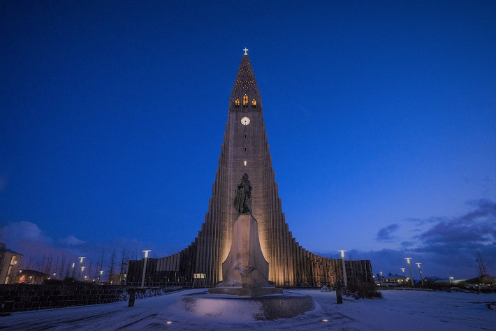 Đặc điểm nổi bật của nhà thờ Hallgrimskirkja là tòa tháp chuông cao hơn 74 mét, tương đương một tòa nhà 20 tầng, được tạo hình giống các cột đá bazan tự nhiên nổi tiếng của Iceland. Ảnh: Iceland The Beautiful.