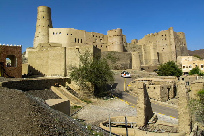 Nằm ở vị trí trung tâm của ốc đảo Bahla ở đất nước Oman, pháo đài Bahla là một trong những công trình quân sự cổ đáng chú ý nhất của thế giới Ả Rập. Ảnh: Wikipedia.