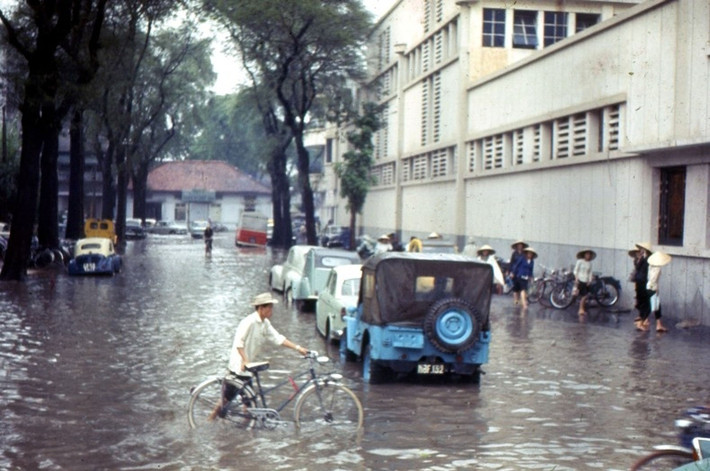 Cảnh ngập lụt trên đường Thái Lập Thành, nay là Đông Du. Bên phải là tòa nhà BGI, góc Hai Bà Trưng - Thái Lập Thành. Ảnh: Thomas Southall.