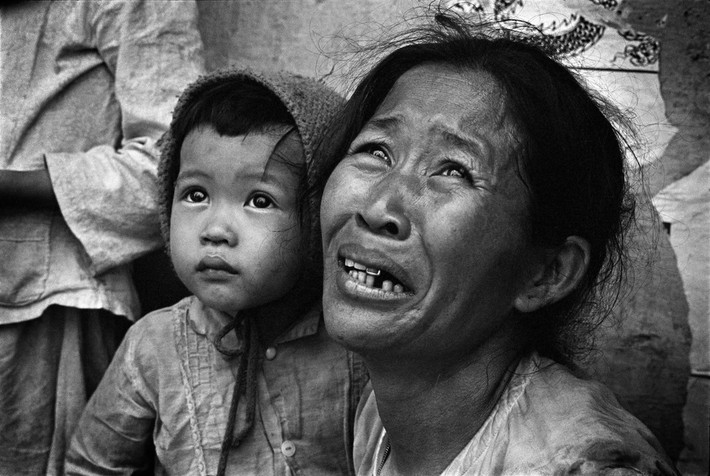 Vẻ mặt hoảng loạn của một người phụ nữ bên con nhỏ trong chiến sự Sài Gòn Tết Mậu Thân 1968. Ảnh: Philip Jones Griffiths/ Magnum.