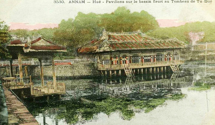 Xung Khiêm Tạ (phải) và Dũ Khiêm Tạ (trái), hai nhà thủy tạ ở hồ Lưu Khiêm, lăng vua Tự Đức - vị vua thứ tư nhà Nguyễn.
