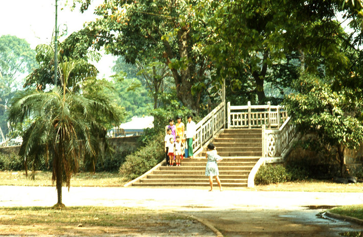 Lối lên cầu Thị Nghè trong Thảo Cầm Viên năm 1970. Ảnh: Artzkat.