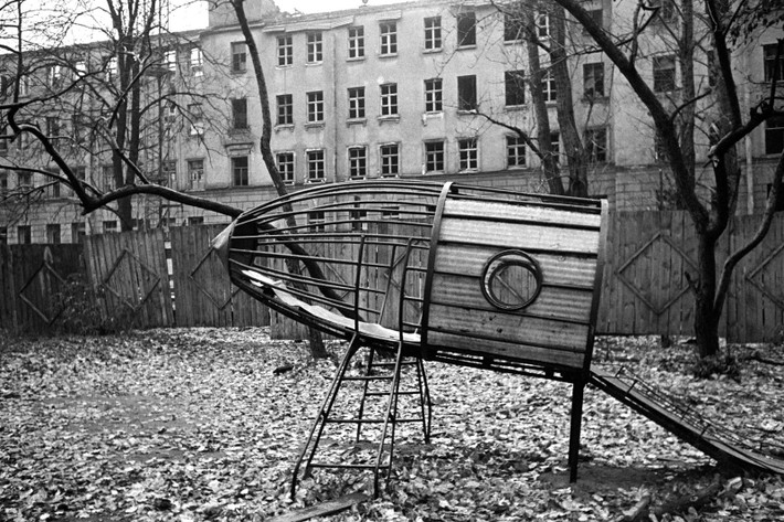 Mô hình tàu vũ trụ tại một sân chơi trẻ em ở Leningrad. Ảnh: Masha Galleries.