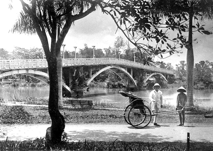Cầu Thị Nghè nhìn từ Thảo Cầm Viên, thập niên 1920. Ảnh: Charles Peyrin.