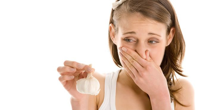 Theo cách lý giải của người xưa, tỏi có khả năng đuổi tà ma vì thứ nông sản này có mùi nồng, cay mà ma quỷ rất sợ. Ảnh: Healthiest Blog.
