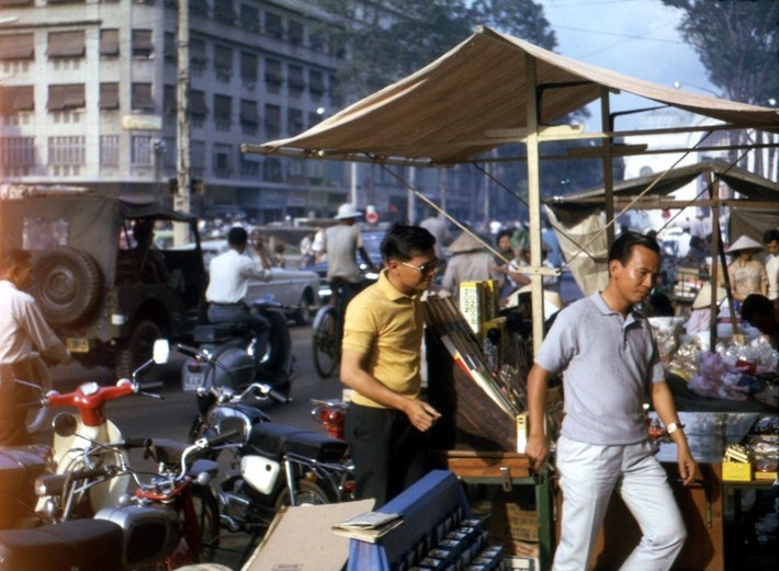 Khung cảnh nhộn nhịp tại vòng xoay Công trường Lam Sơn. Bên kia đường là thương xá Eden. Ảnh: Thomas Southall.