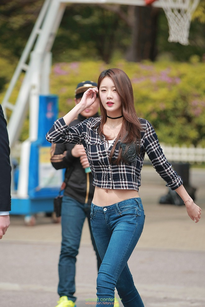 Subin là thành viên đa năng thuộc nhóm nhạc Dal Shabet. Nữ ca sĩ sở hữu khả năng diễn xuất, ca hát ổn định bên cạnh sở trường viết nhạc và dẫn chương trình. Nhờ ngoại hình xinh xắn cùng thân hình quyến rũ, nữ ca sĩ sinh năm 1994 còn là gương mặt yêu thích của các tạp chí thời trang tại Hàn Quốc.