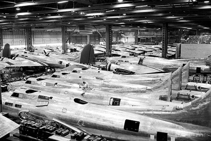 Dây chuyền sản xuất máy bay B-17F, trong Nhà máy Boeing số 2, ngày 14/7/1942. Ảnh: The Seattle Times.