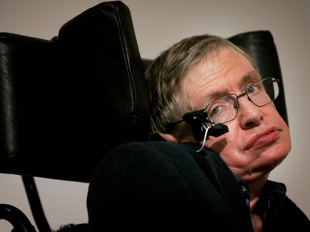 1. Không bao giờ bỏ cuộc. Thiên tài khoa học Stephen Hawking từng thổ lộ rằng, sự suy giảm sức khoẻ là lời nhắc nhở mạnh mẽ rằng thời gian đang chống lại ông. Vì vậy, trong suốt cuộc đời, ông đã không bao giờ lãng phí thời gian mà luôn chú tâm để hoàn thành các công trình nghiên cứu để đời. Ảnh: KSHB-TV.