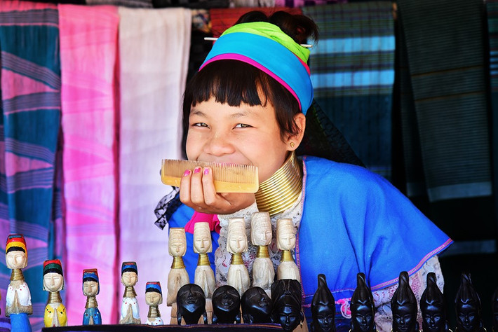 Từ xa xưa, vòng cổ là mặt hàng thời trang đắt tiền và thường dành cho những cô con gái cưng trong gia đình. Tuy nhiên, tục lệ kéo dài hàng trăm năm đang đứng trước nguy cơ bị mai một. Đa số phụ nữ trong làng quyết định tháo chúng và lựa chọn phong cách hiện đại hơn. Ảnh: Channel News Asia.