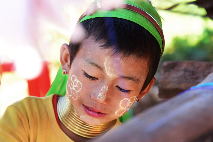"Hầu hết những đứa trẻ không chịu đeo vòng vì bị ảnh hưởng từ nền văn hoá hiện đại. Ở thế hệ của tôi, phụ nữ sẽ được cho là duyên dáng, xinh đẹp hơn với càng nhiều vòng cổ. Nhưng hiện giờ, họ đổ lỗi cho những chiếc vòng khiến họ trở nên xấu xí, lạc hậu", già làng Old Mu Lone chia sẻ. Ảnh: Channel News Asia.