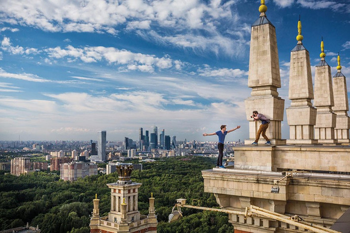 Kirill Vselensky đứng trên gờ mái một tòa nhà ở Moscow (Nga) trong lúc Dima Balashov bấm máy. Hai chàng trai 24 tuổi ưa mạo hiểm này rất nổi tiếng trên Instagram.