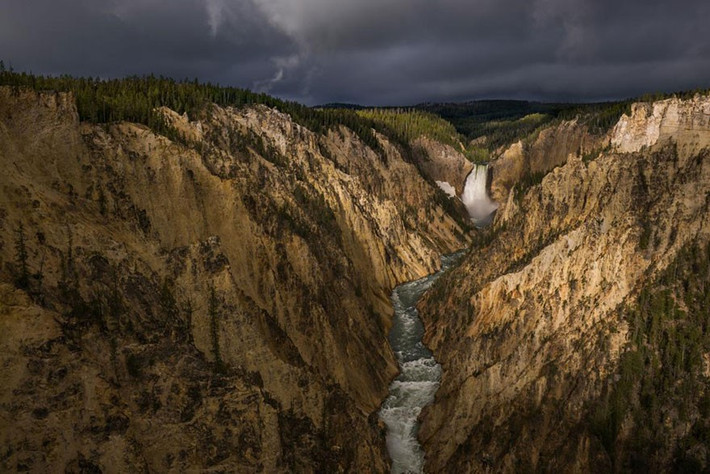 Những bức ảnh và tranh vẽ khung cảnh như hẻm núi Grand ở Yellowstone (Mỹ) là nguồn cảm hứng để quốc hội thành lập công viên cùng tên vào năm 1872.
