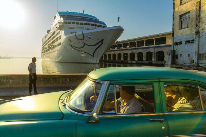 Tháng 5, du thuyền Mỹ đầu tiên cập cảng vịnh Havana (Cuba) -biểu tượng của sự thay đổi.