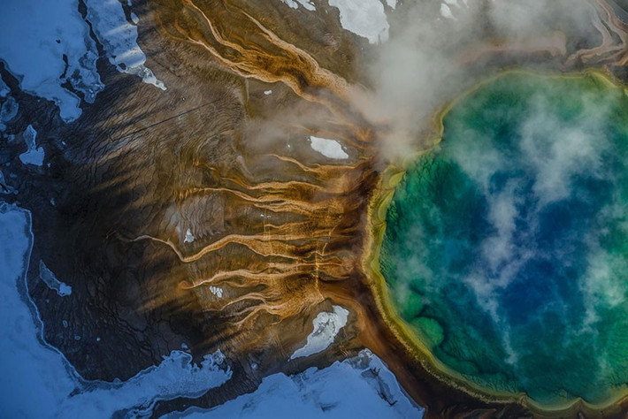 Màu sắc rực rỡ của suối Grand Prismatic ở công viên Yellowstone (Mỹ) hình thành nhờ các vi khuẩn sống trong nước nóng.