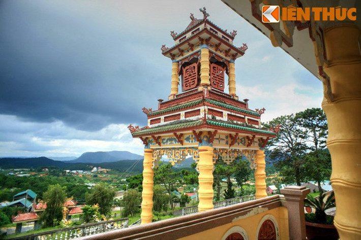 Nằm trên đỉnh đồi cao, từ nhà thờ Du Sinh có thể bao quát một vùng rộng lớn với phong cảnh hữu tình của Đà Lạt.