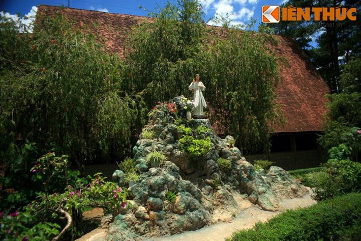 Quanh nhà thờ Cam Ly là khu vườn cảnh xanh tốt với nhiều loài hoa khoe sắc, tôn thêm nét đẹp của công trình kiến trúc độc đáo này.