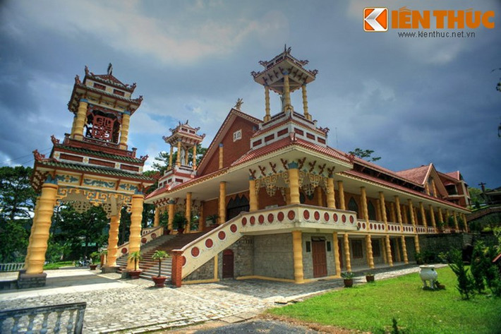 Được linh mục Thiên Phong Bửu Dưỡng cho xây dựng từ năm 1955 trên một ngọn đồi ở phía Nam thành phố Đà Lạt, nhà thờ Du Sinh là một trong những công trình kiến trúc độc đáo nhất của thành phố ngàn hoa này.