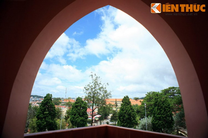 Không chỉ đẹp về kiến trúc, nhà thờ Mai Anh còn tọa lạc tại một vị trí rất tuyệt vời, nơi du khách có thể cảm nhận vẻ đẹp thơ mộng của Đà Lạt từ trên cao, đặc biệt là vào lúc bình minh hoặc hoàng hôn.