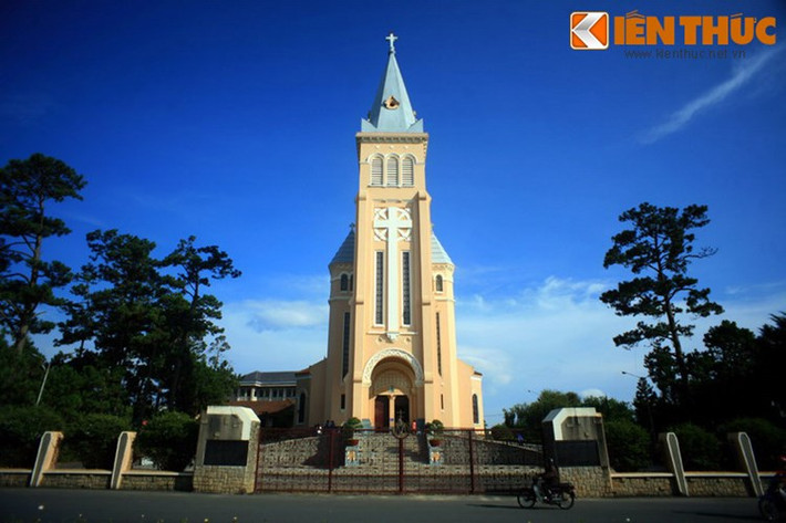Nằm trên đường Trần Phú, Nhà thờ Chính tòa Ðà Lạt là nhà thờ lớn và nổi tiếng nhất của TP Đà Lạt. Đây là một trong những công trình kiến trúc tiêu biểu nhất của thành phố này do người Pháp để lại. Nhà thờ còn có tên gọi dân gian là nhà thờ Con Gà vì trên đỉnh thánh giá của tháp chuông có hình con gà lớn - biểu tượng của nước Pháp.