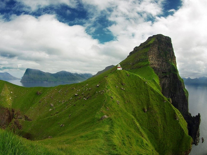 Ngọn hải đăng Kallur đẹp như tranh trên vách đá ở đảo Kalsoy, quần đảo Faroe. Ảnh: Grégoire Sieuw/National Geographic.