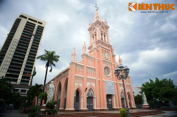 Về tổng quan, nhà thờ Con Gà Đà Nẵng mang phong cách kiến trúc Gothic với những ngọn tháp cao vút, những vòm cửa quả trám. Đây cũng là phong cách quen thuộc của nhiều nhà thờ cổ ở Việt Nam.